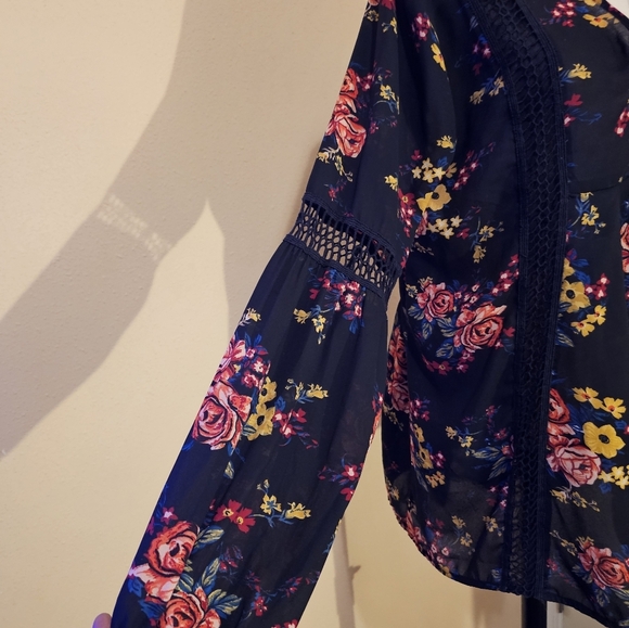 Signature Studio Black Top with Red and Yellow Floral Pattern - Picture 4 of 5